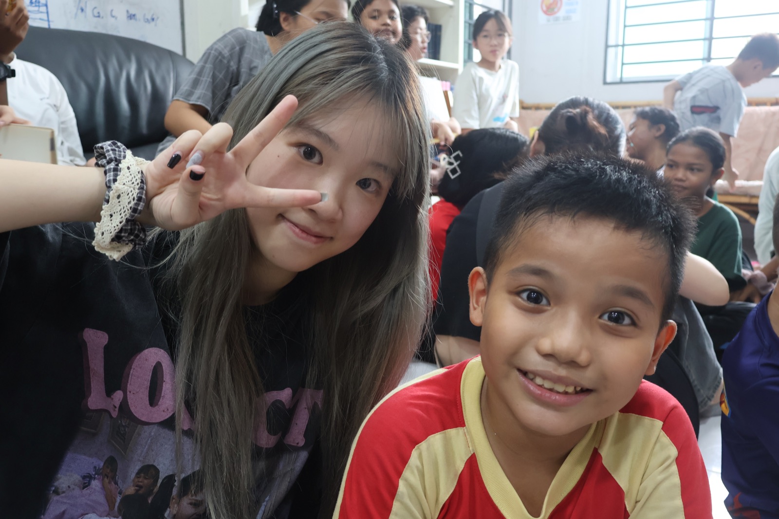 Sienna Zeng spending time with a child during the volunteer visit